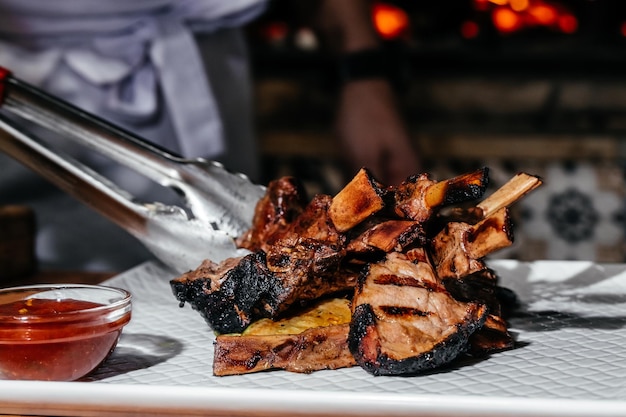 Costolette di agnello alla griglia. Cena barbecue. Barbecue al fuoco, menu del ristorante, ricetta del libro di cucina