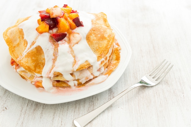 Crepes con frutta e panna