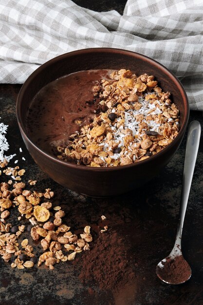 Deliziosa colazione con yogurt al cioccolato e muesli. Colazione salutare.