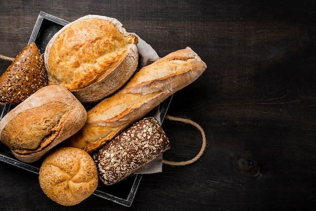 Delizioso pane bianco e integrale in cestino di legno