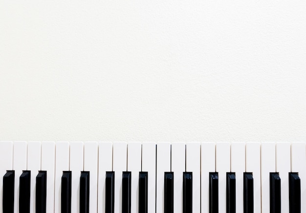 Directamente sopra la foto dei tasti del pianoforte su sfondo bianco