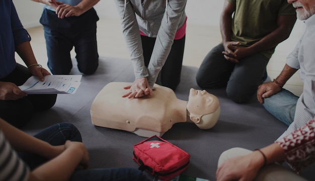 Diverse persone che seguono un corso di formazione di primo soccorso sulla RCP