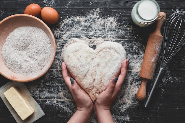 Donna che fa il pane a forma di cuore