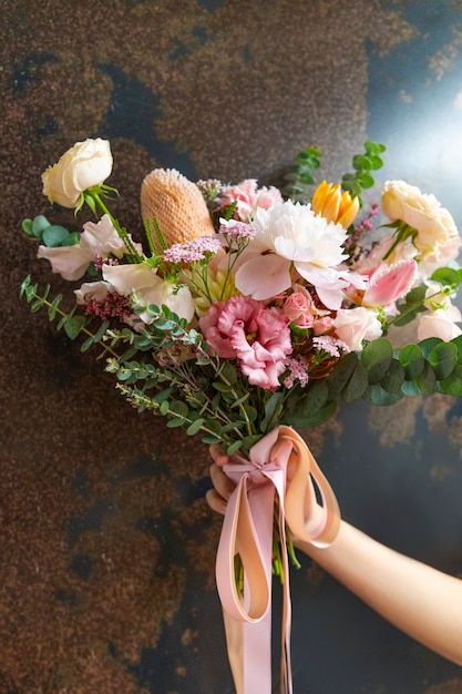 Foto donna con in mano un mazzo di fiori