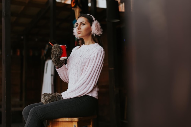 Donna d'inverno con caffè caldo