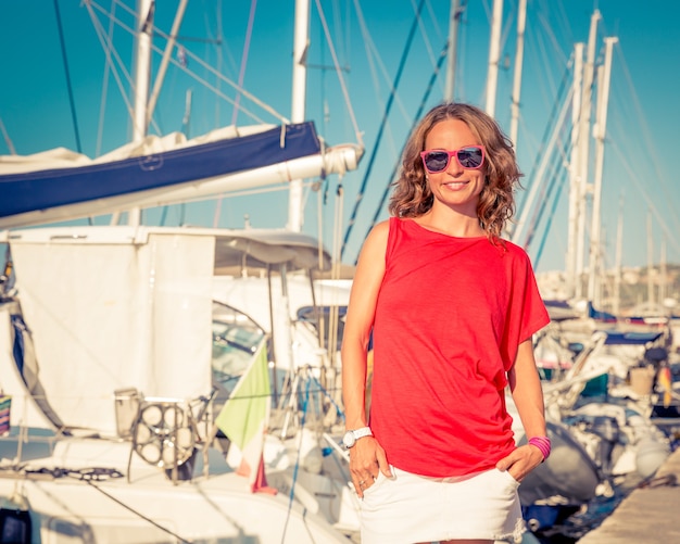 Donna felice sulla spiaggia Viaggio estivo e concetto di vacanza