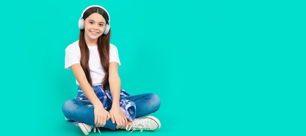 Foto è ora di saperne di più lo sviluppo dell'infanzia bambino in auricolari moderni ritratto di bambino con cuffie poster orizzontale ragazza che ascolta la musica banner con spazio di copia