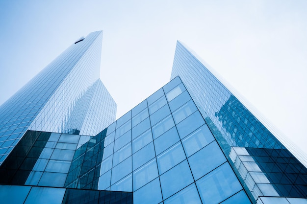 Foto edificio per uffici nel quartiere commerciale la defense di parigi, francia