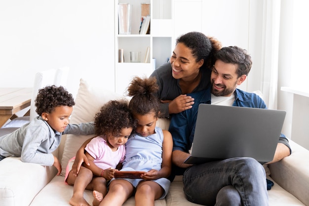 Famiglia carina che trascorre del tempo insieme