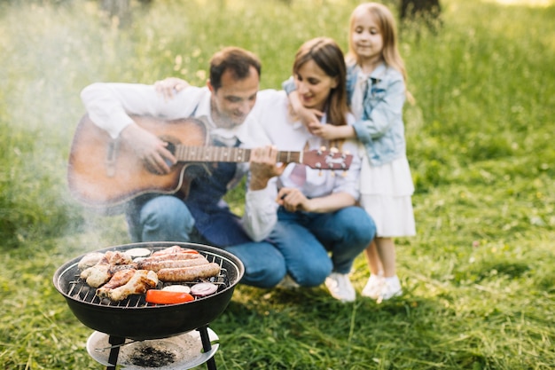 Famiglia facendo un barbecue in natura