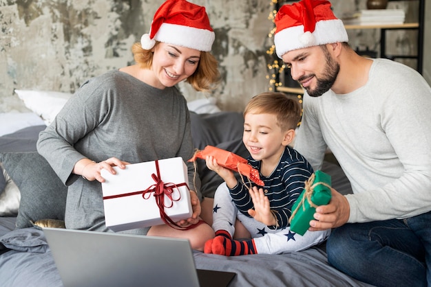 Famiglia lo scambio di doni a Natale