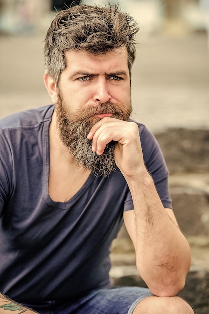 Foto fare scelte importanti uomo con barba e baffi premuroso turbato hipster con barba espressione premurosa pensando ed esitando uomo barbuto volto concentrato concetto di umore premuroso