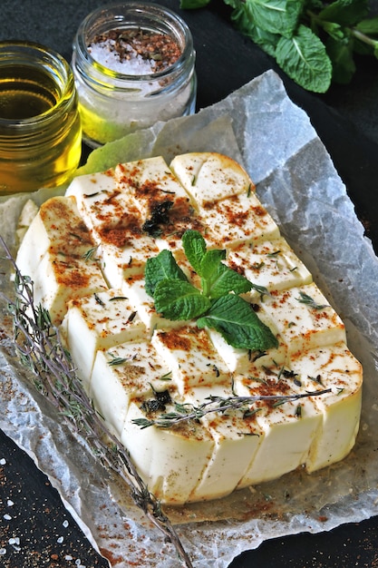 Feta al forno con condimento e olio d'oliva. Keto diet Keto snack.