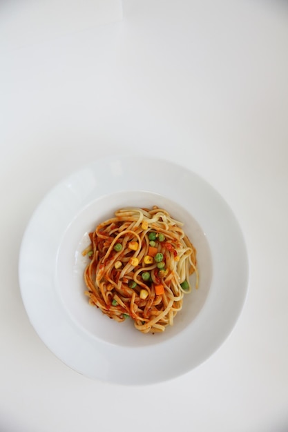 Fettuccine in salsa di pomodoro isolato in sfondo bianco