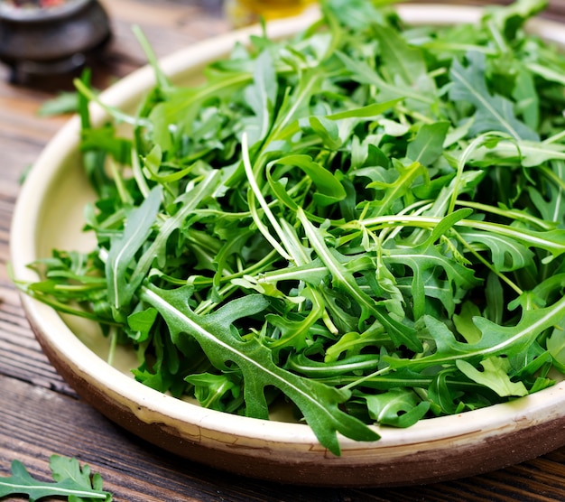 Foto foglie fresche di rucola in una ciotola