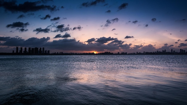 Foto bellissima serata al tramonto sulla città