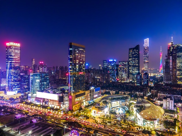 Fotografia aerea della vista notturna dell'architettura della città di Guangzhou