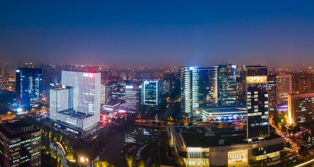 Fotografia aerea vista notturna di edifici moderni nella città di Suzhou in Cina