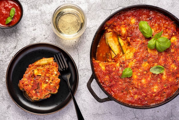 Fotografia alimentare di casseruola con zucchine