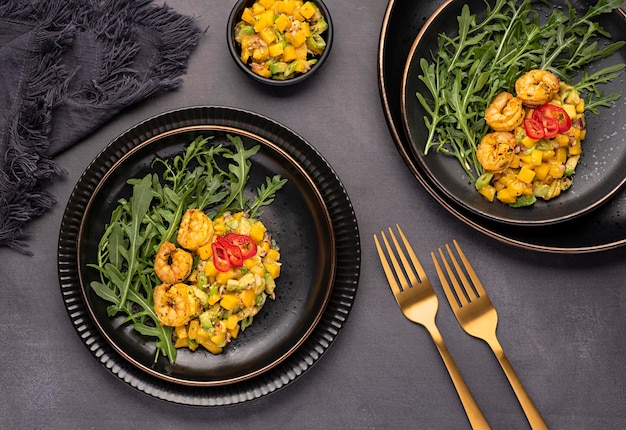 Fotografia di cibo di insalata con gamberi e mango