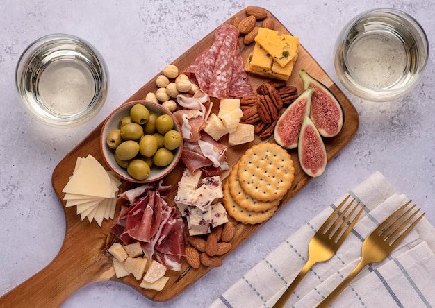 Fotografia di cibo di vino bianco con formaggio e prosciutto