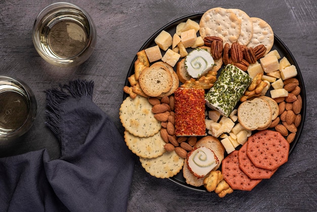 Fotografia gastronomica di antipasti con formaggio e vino