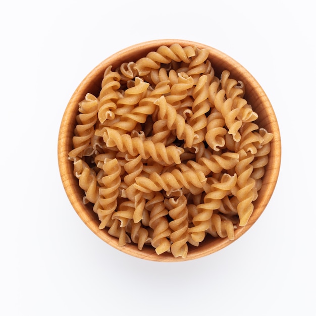 Fusilli interi in una ciotola di legno