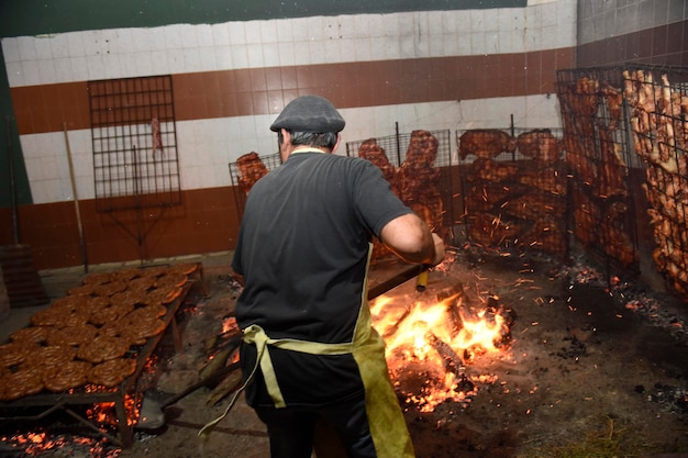 Gaucho arrosto barbecue salsiccia e costole di mucca cucina tradizionale argentina Patagonia Argentina