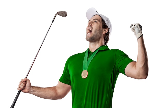 Giocatore di golf in una camicia verde che celebra con una medaglia d'oro, su uno sfondo bianco.