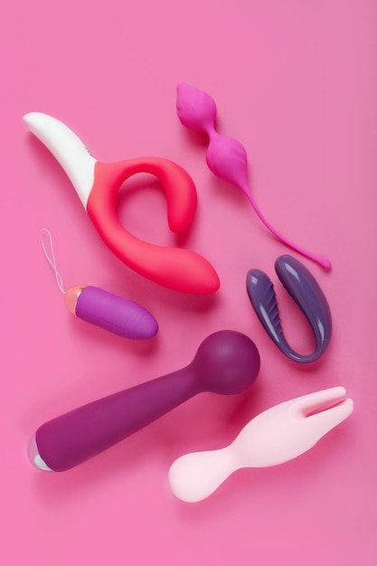 Giocattoli sessuali in silicone su sfondo rosa. Giocattolo erotico per divertimento. Gadget sessuale e dispositivo di masturbazione.