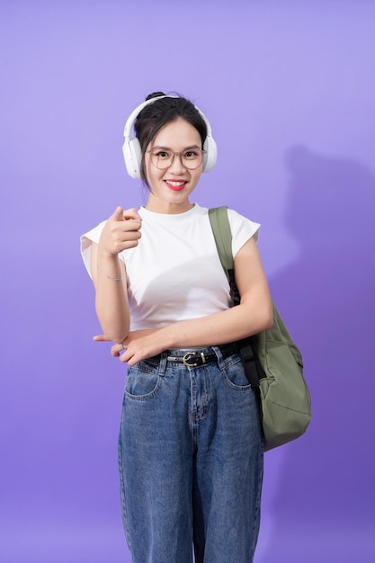 Foto giovane adolescente asiatica su sfondo viola