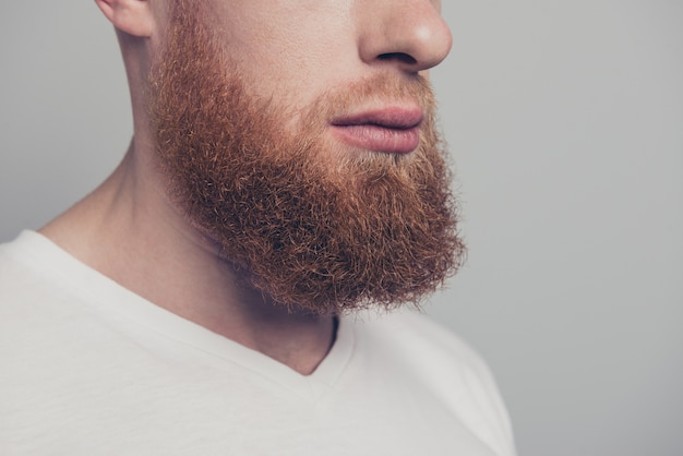 Foto giovane uomo con la barba rossa