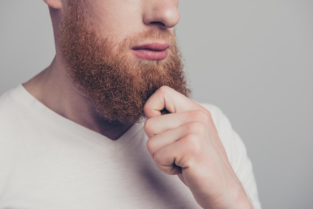 Foto giovane uomo con la barba rossa