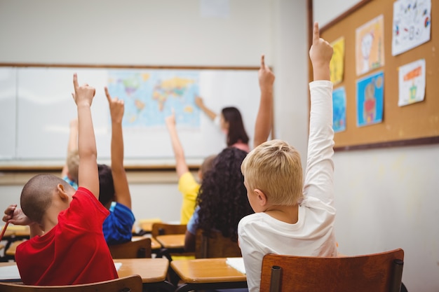 Gli studenti che alzano le mani per rispondere a una domanda