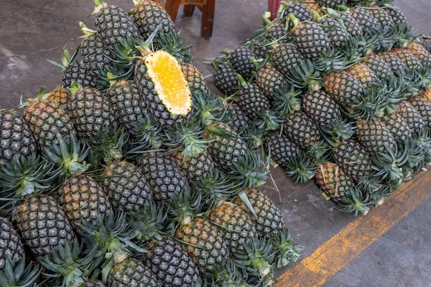 Grande mercato della frutta Frutta tropicale dell'ananas nel mercato