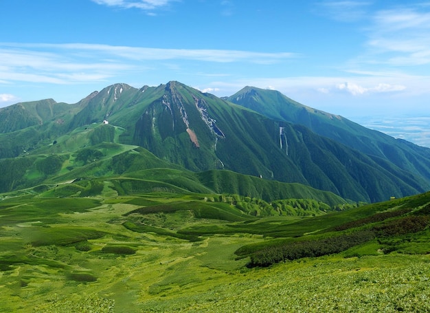 Grande montagna con valle verde