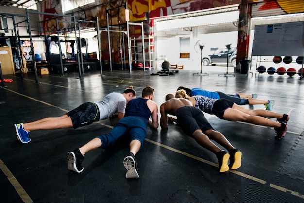 Gruppo Crossfit in palestra