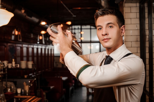 Foto il barista prepara un cocktail fresco al bar