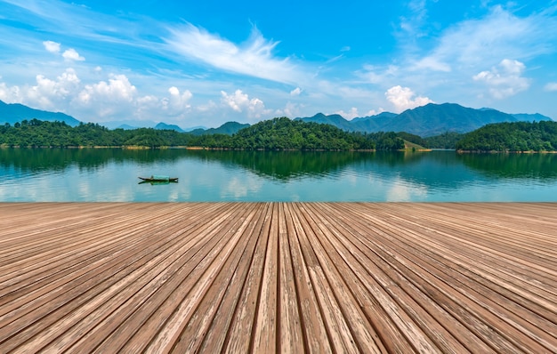 Il bellissimo paesaggio del lago Qiandao a Hangzhou