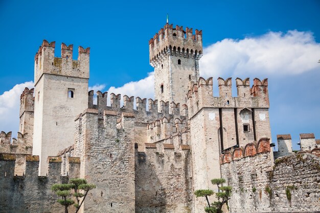 Foto il castello scaligero di sirmione, lago di garda, regione lombardia, italy