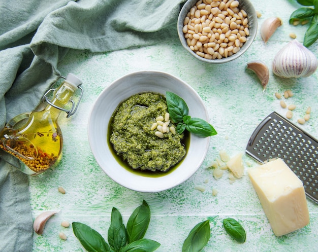 Foto ingrediente di pesto di basilico verde per la salsa di pesto