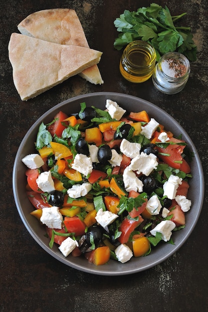 Insalata araba con verdure, olive e feta.