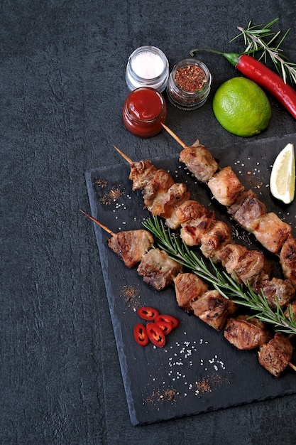 Kebab caldo fresco con rosmarino, lime e peperoncino