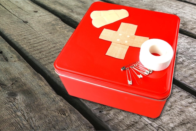 Kit di pronto soccorso con forniture mediche su sfondo chiaro