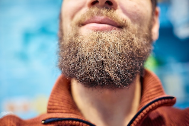 Foto la barba corta e le labbra degli uomini si chiudono.