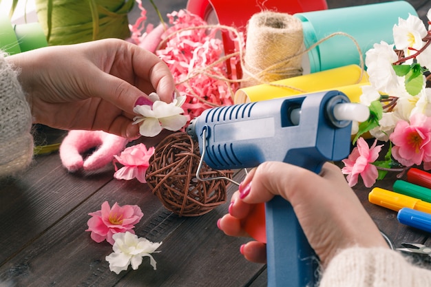 Foto la donna fa decorazioni floreali