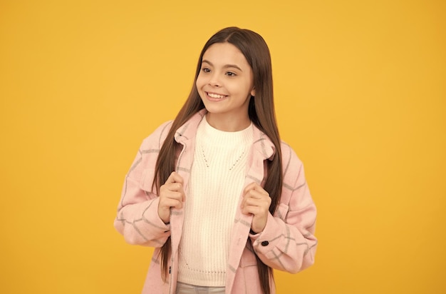 Foto la ragazza del bambino felice indossa la camicia a scacchi rosa alla moda