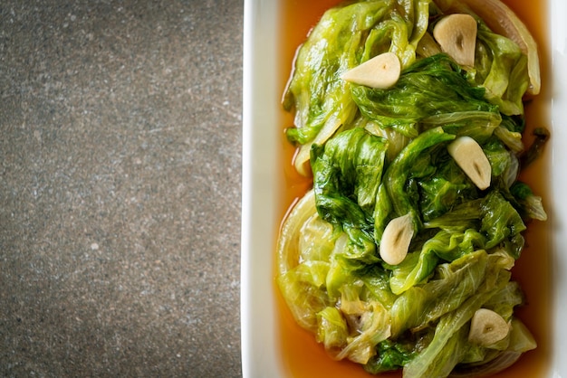 Lattuga iceberg saltata in padella con salsa di ostriche