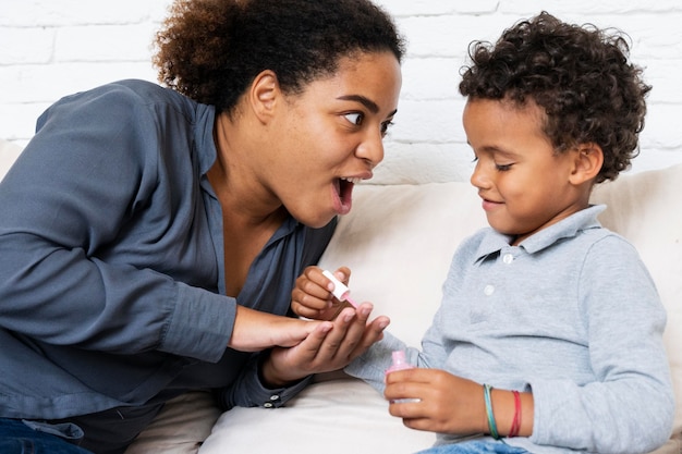 Madre che trascorre del tempo insieme a suo figlio