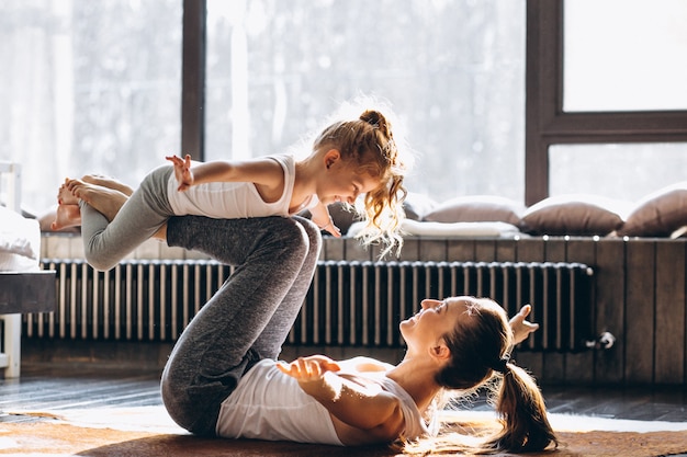 Madre e figlia yoga a casa